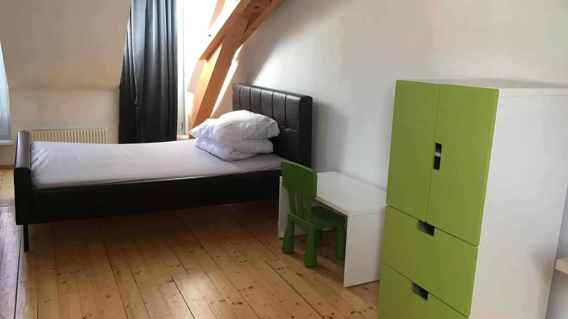 Dachgeschosswohnung Mit 2 Schlafzimmern Graz 0*,  Austria